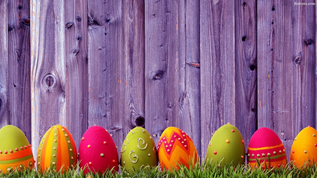 Крашеные яйца на деревянном фоне