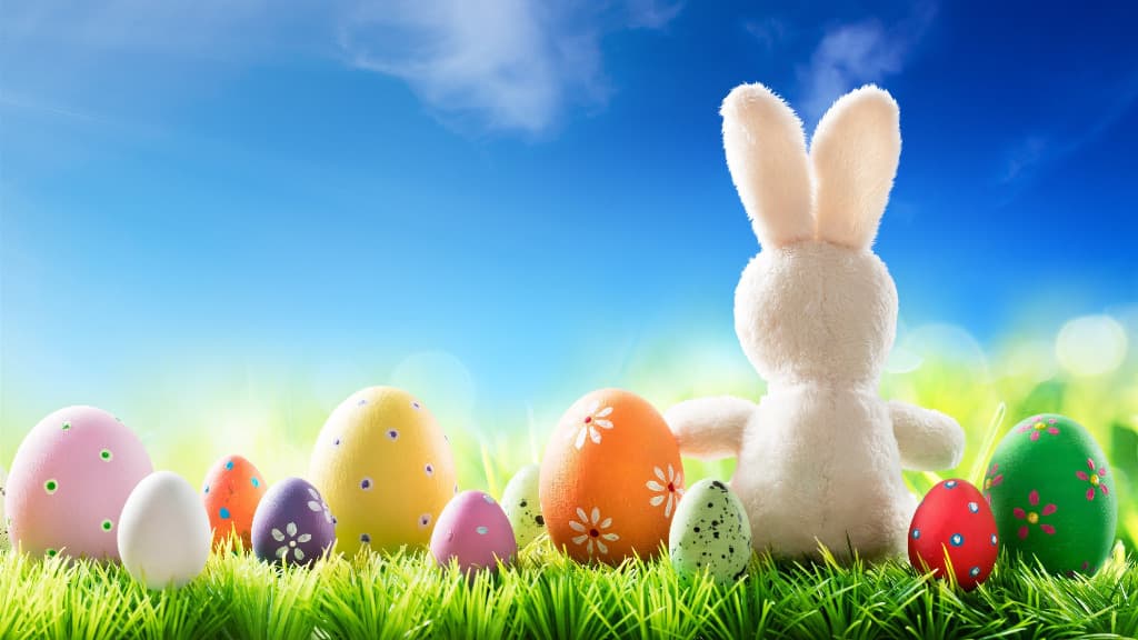 Пасхальный кролик и крашеные яйца
